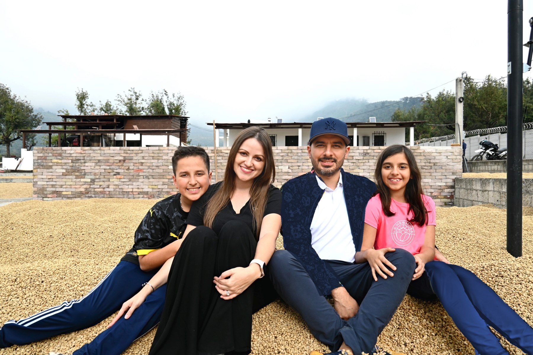La familia Pérez Abril sentada sobre el café secándose en el patio