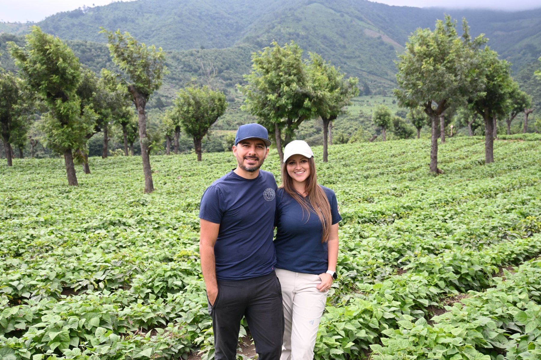 Max Pérez y Claudia Abril entre los cafetos de La Hermosa
